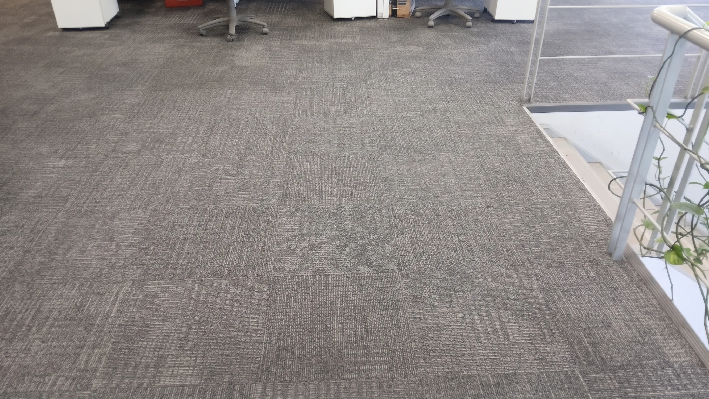 La misma alfombra de oficina después del lavado profundo