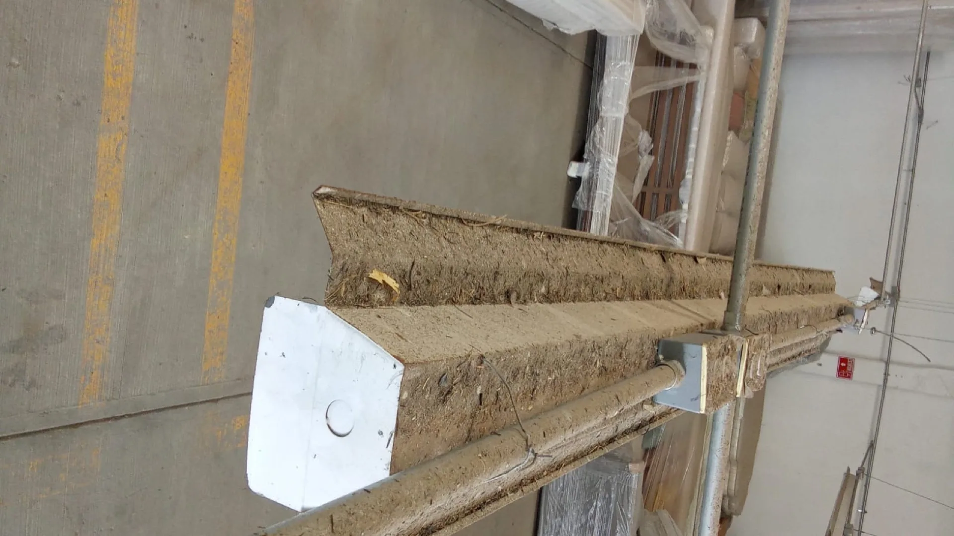 Lámpara industrial con polvo acumulado antes de la limpieza
