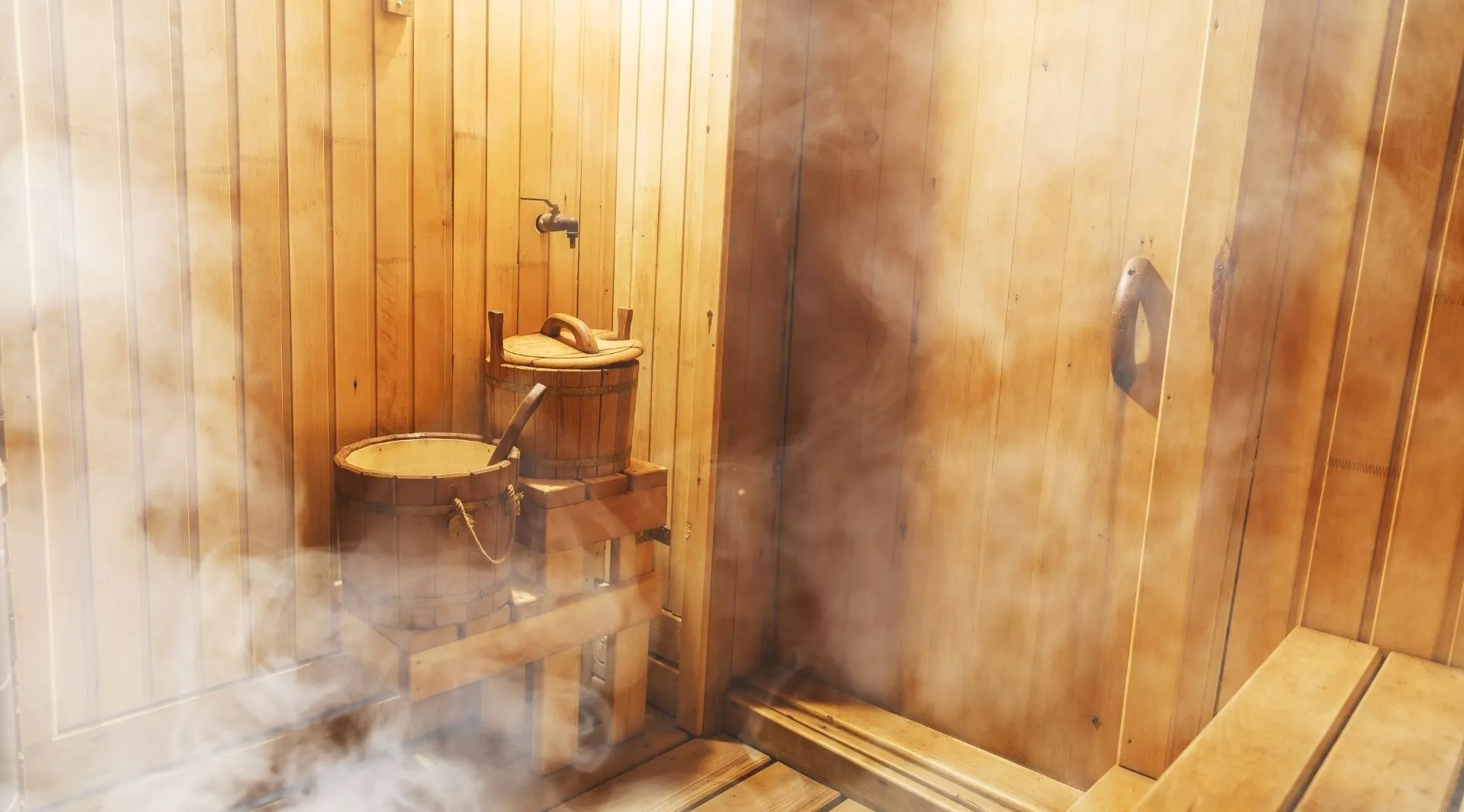 Interior de una sauna de madera con vapor