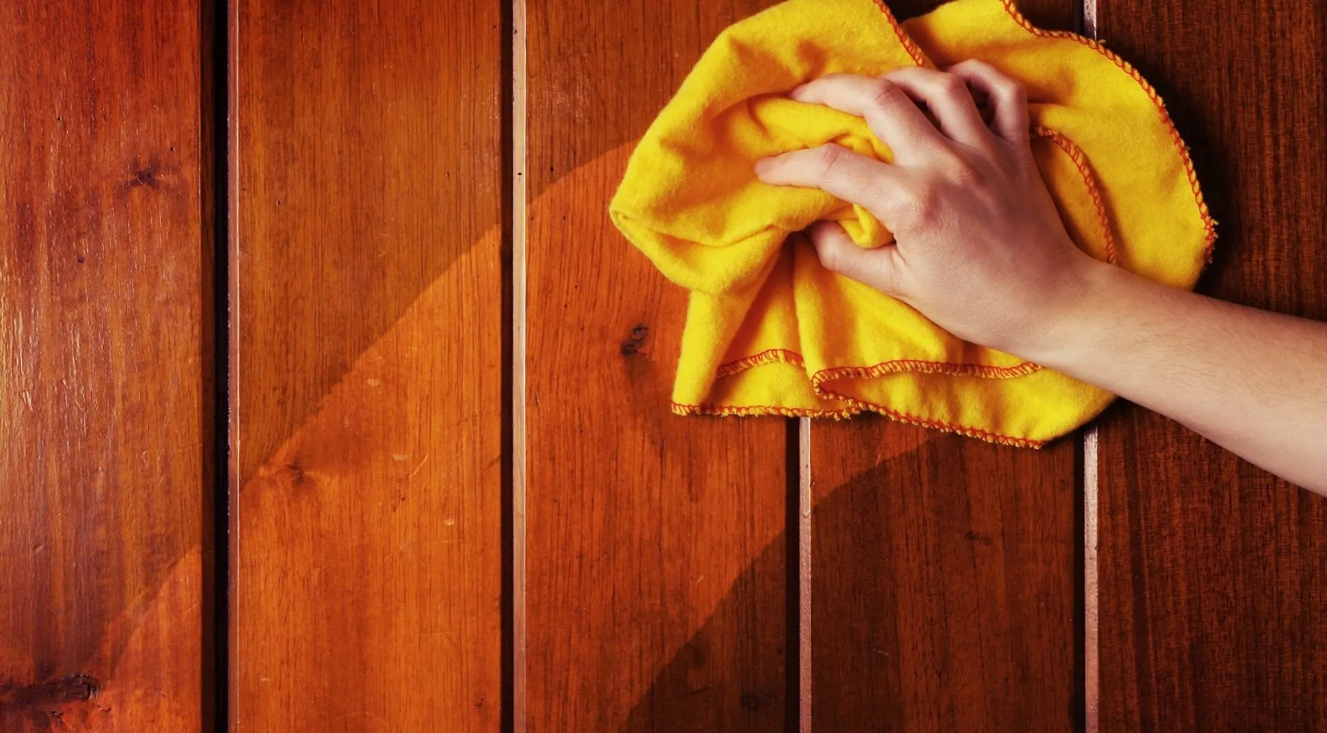 Limpieza de la madera de una sauna con un paño