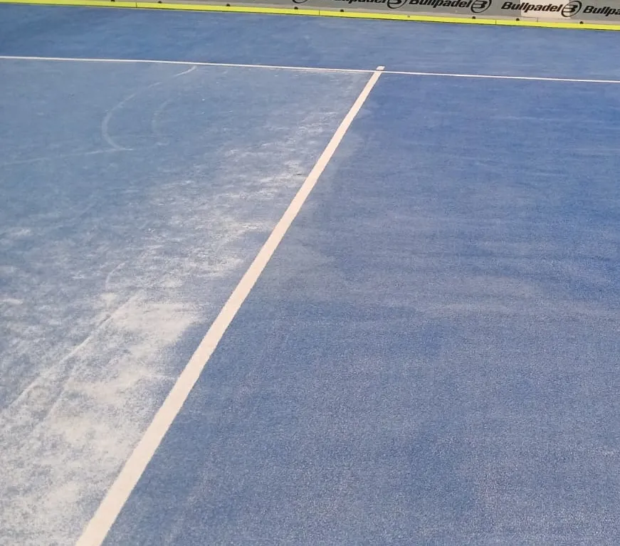 Superficie de una cancha de pádel durante la limpieza