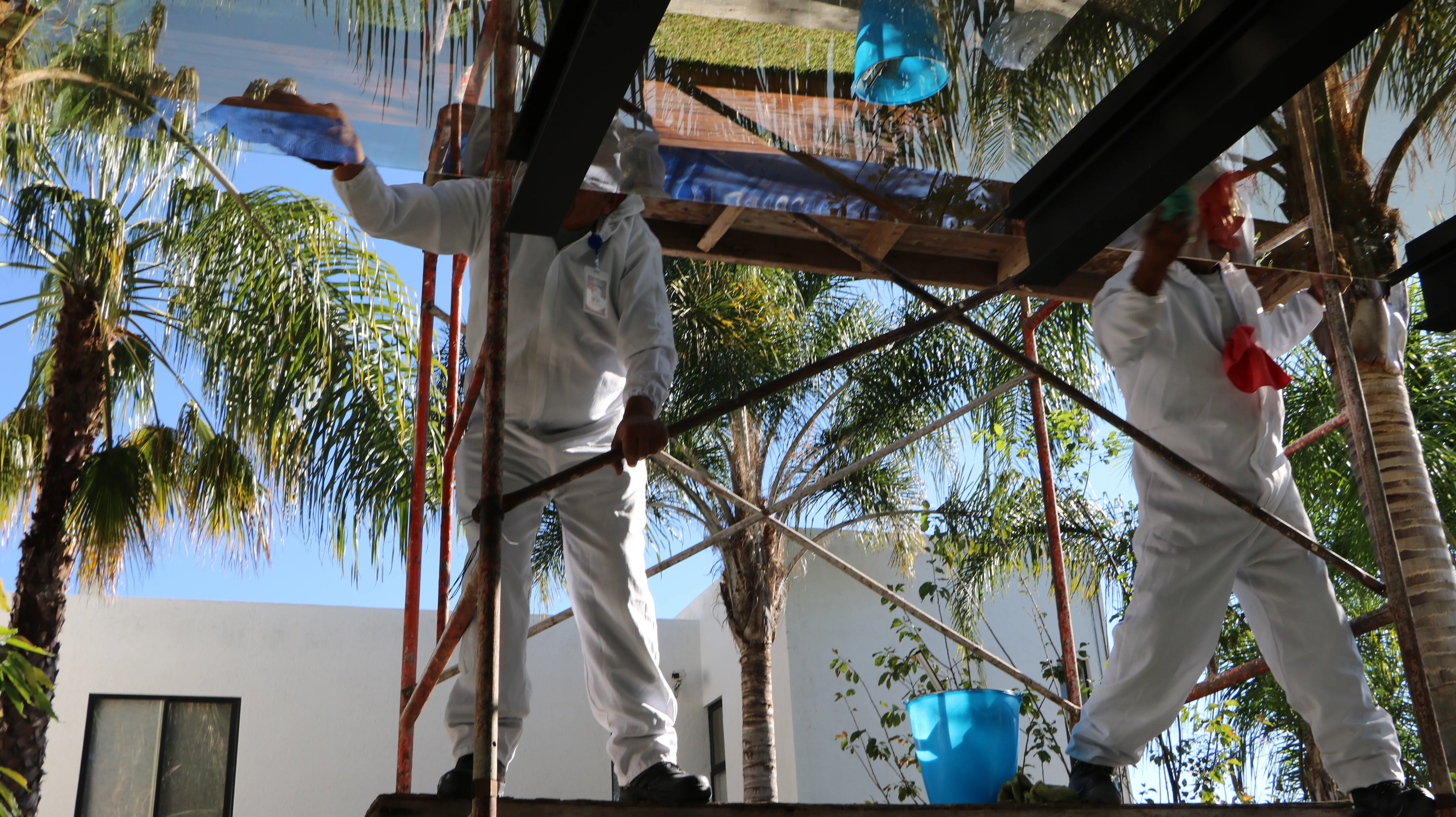 Personal con equipo de protección trabajando en una azotea