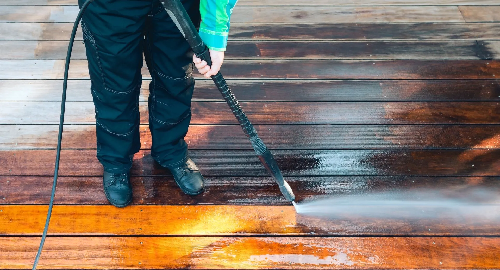Lavado a presión de una terraza de madera