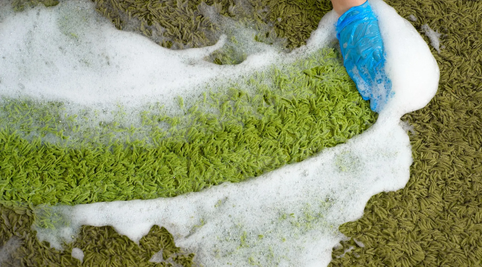 Lavado con espuma de pasto sintético