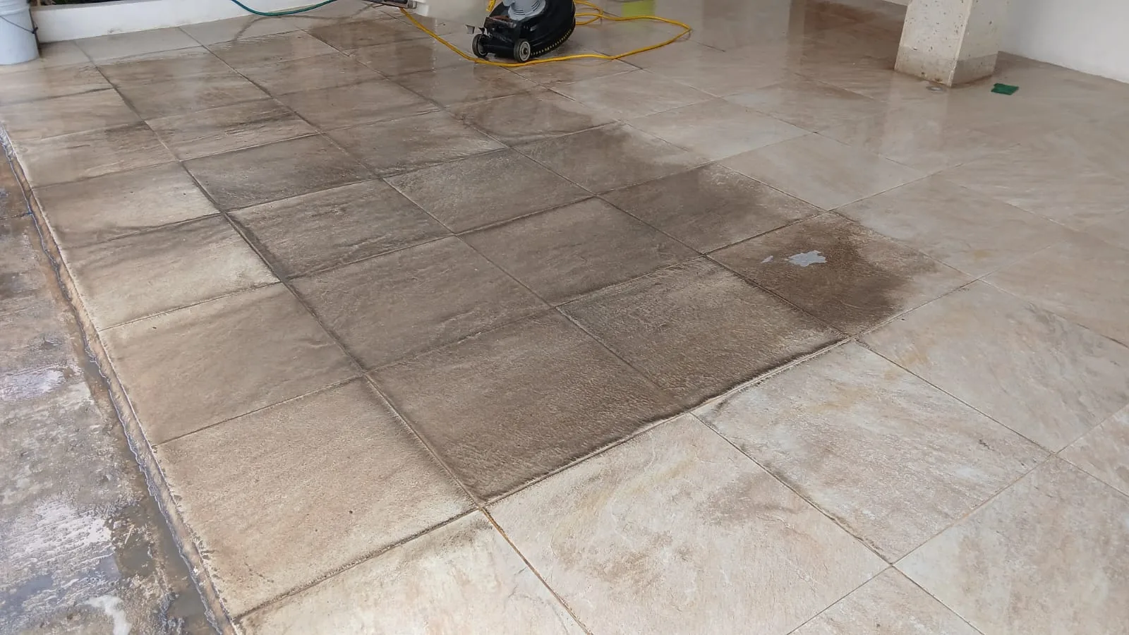 Piso de cochera con una franja oscurecida por la suciedad antes del pulido