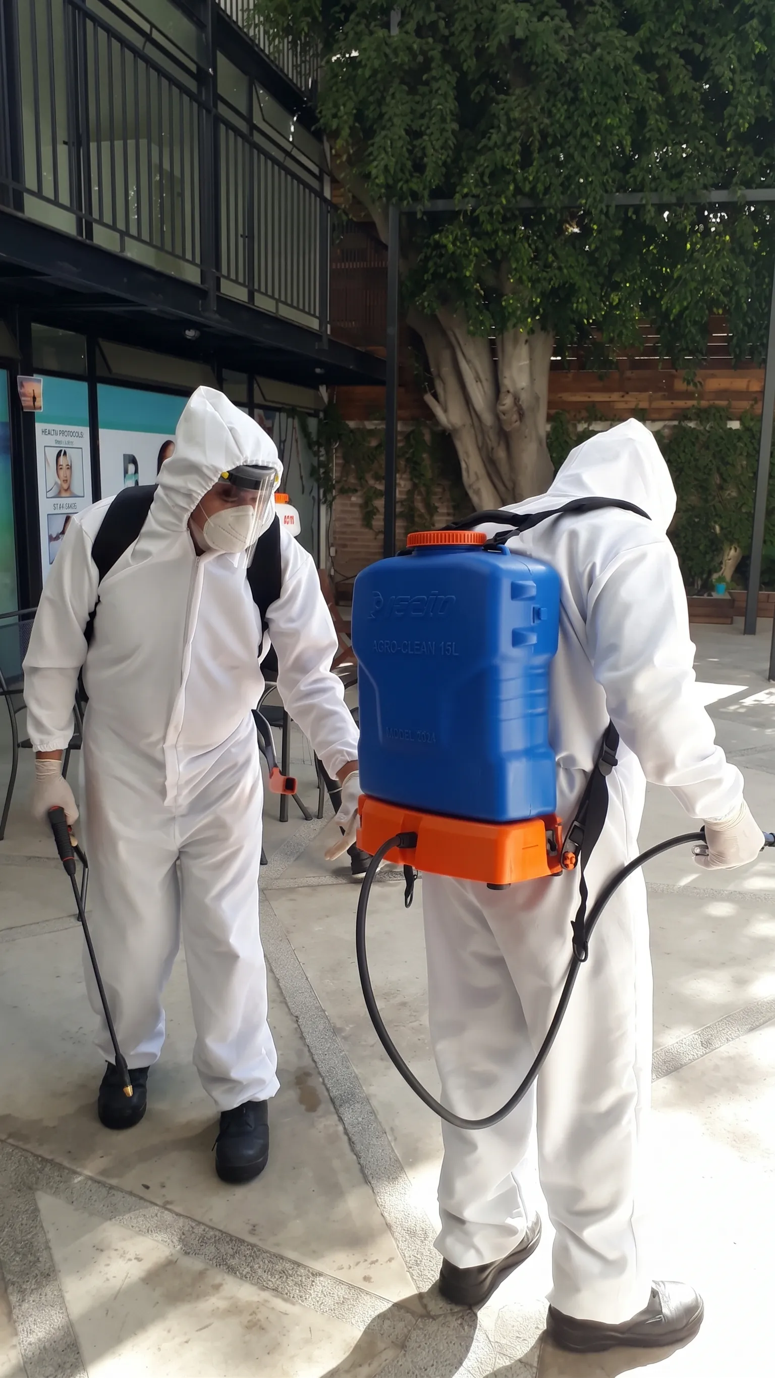 Personal de MG Cleanogar sanitizando una oficina