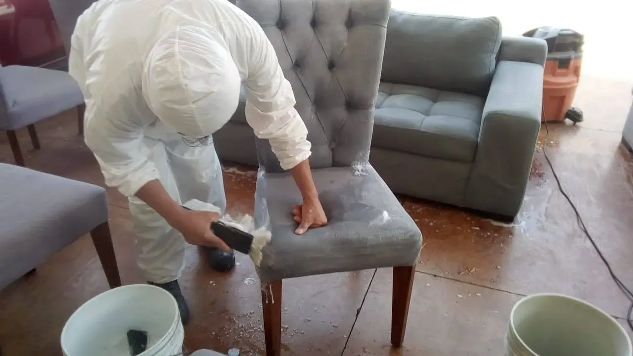 Silla tapizada durante el lavado