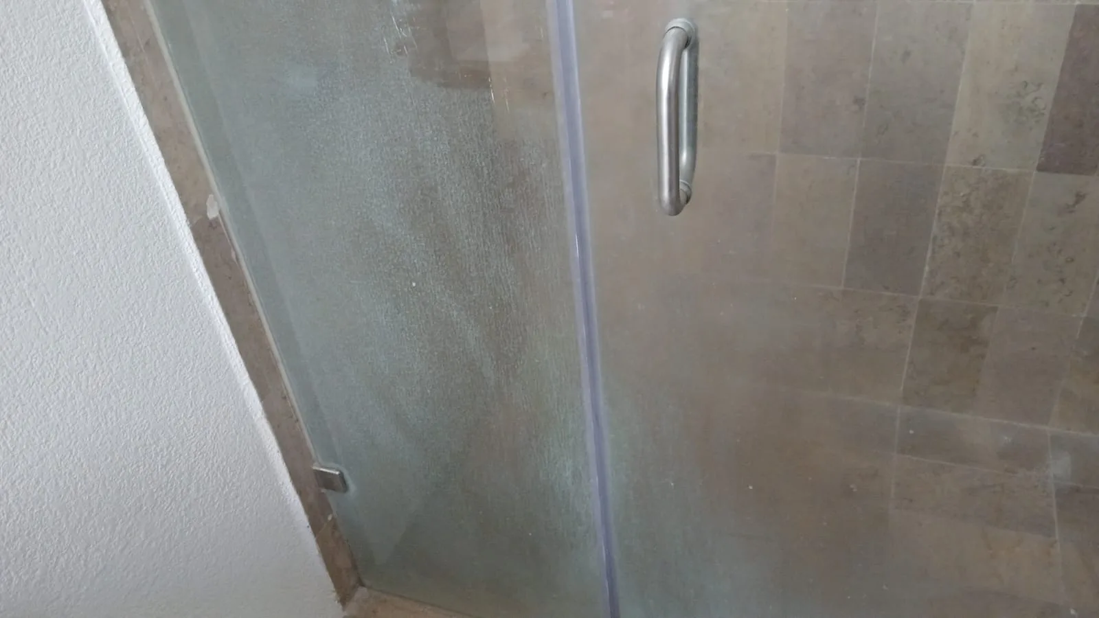 Cancel de baño opaco por sarro y jabón antes de la limpieza