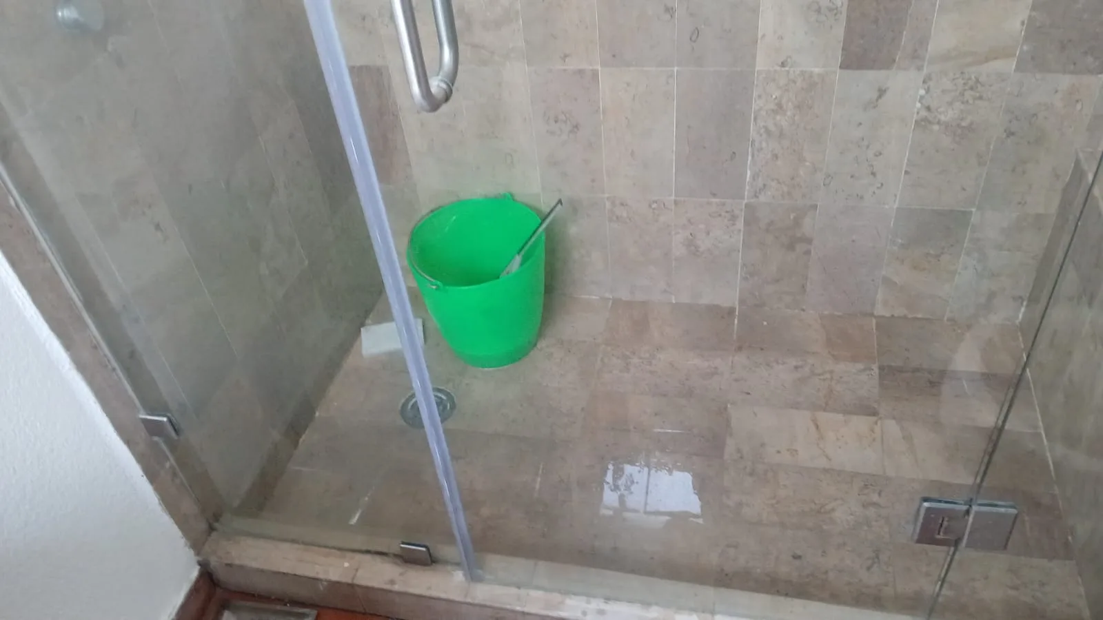 El mismo cancel de baño después de la limpieza